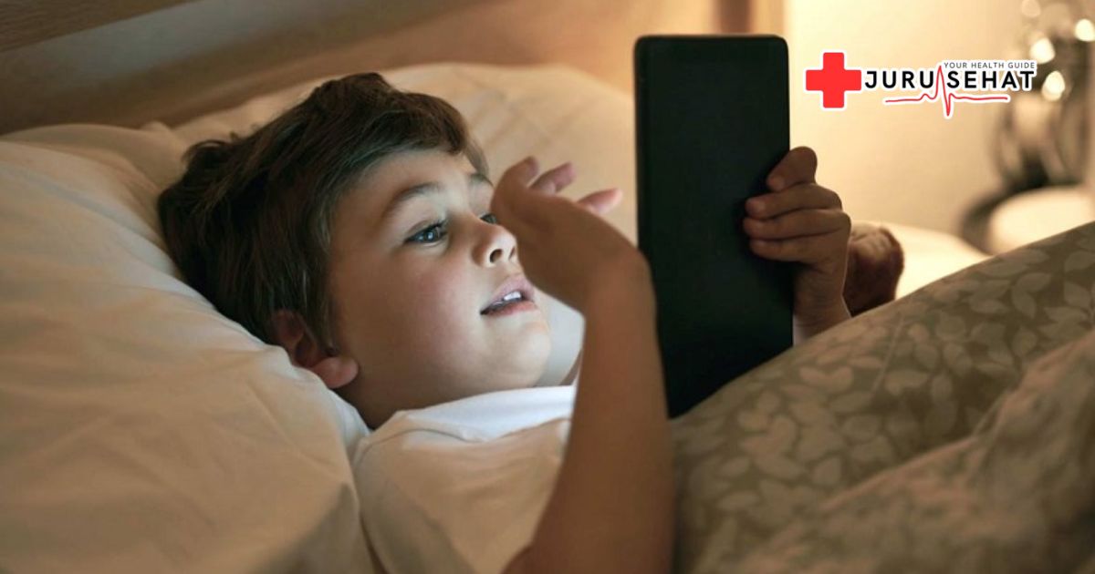 Remaja menggunakan gadget sebelum tidur malam hari