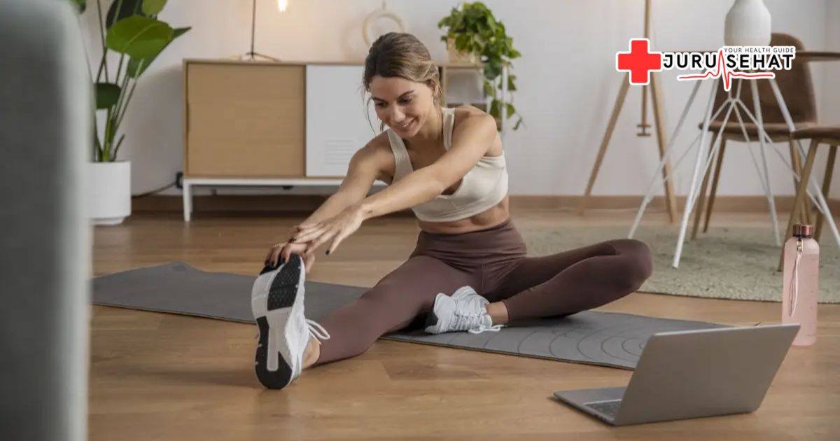 Gerakan HIIT praktis tanpa alat di ruang tamu