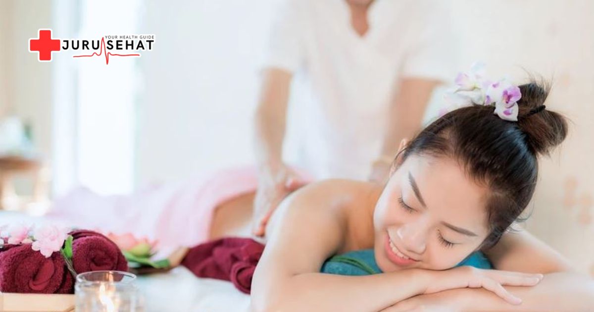 Perempuan melakukan spa sebagai rutinitas self care